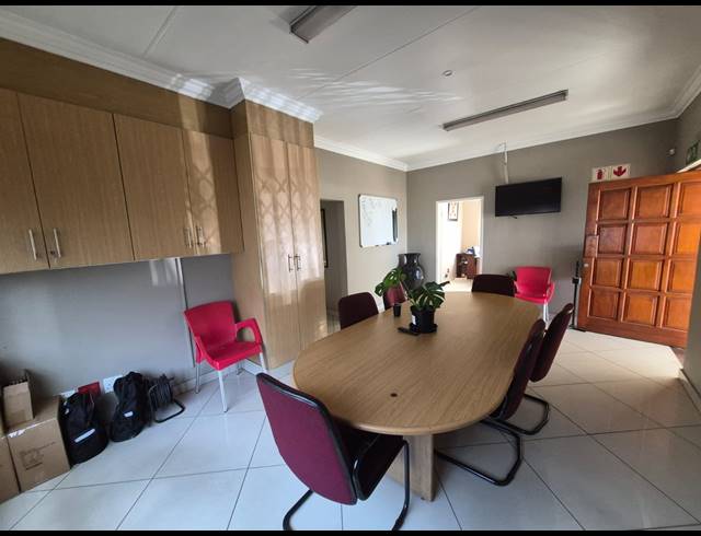 220M² OFFICE TO LET IN ALBERTON NORTH
